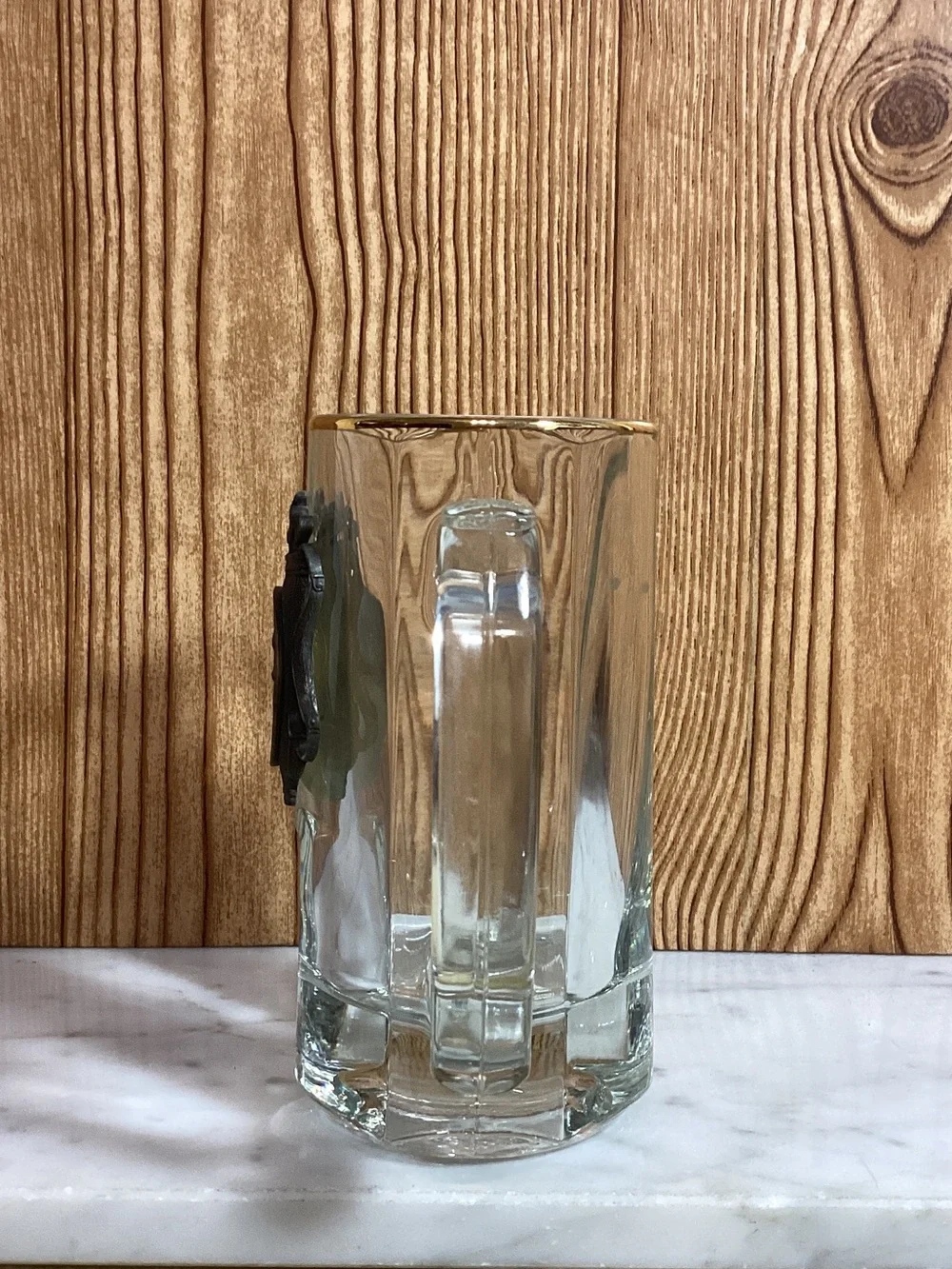 Clear Glass Golf-Themed Beer Mug with Gold Rim Metal 3 Medallion